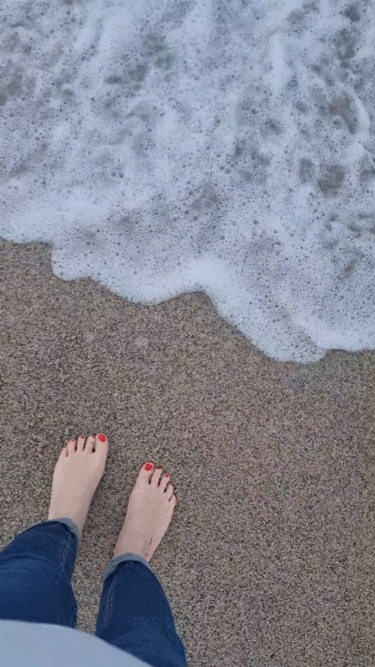 ☆

Esercizi di presenza.
Soverato è sempre bella.
Senza scarpe, senza pensieri.

🐳💙

#Soverato #Calabria 
#findjoyintheordinary 
#romanticisethelittlethings 
#thelittlethingsinlife 
#comecilieginedifelicitàsullatortadellavita 
#unpimentsurlegâteau